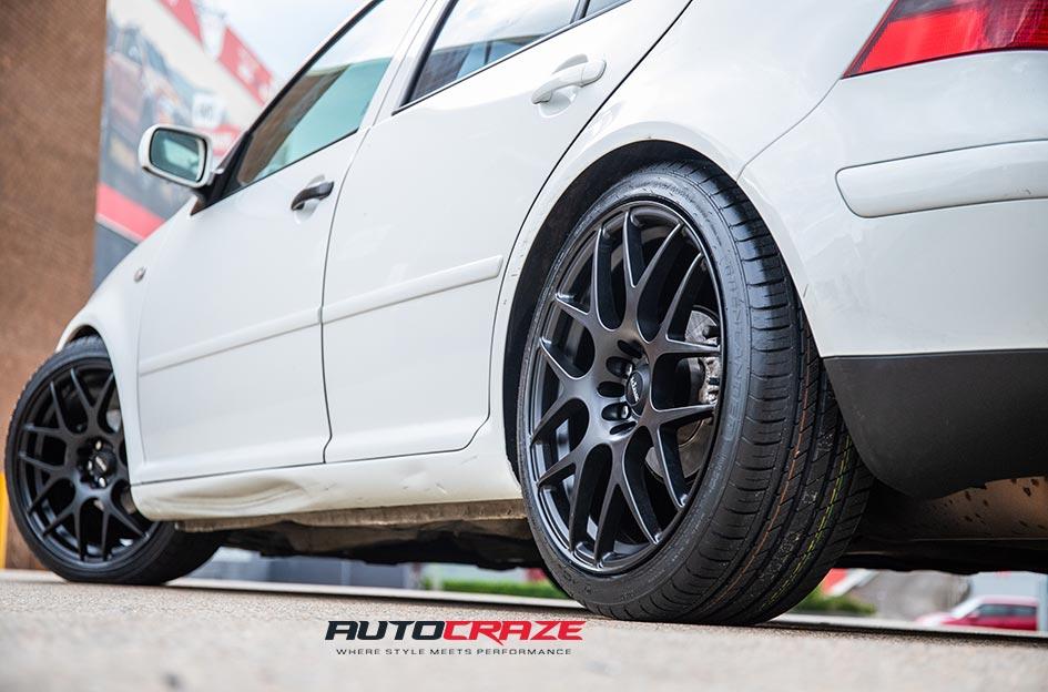 VOLKSWAGEN GOLF RELOAD SATIN BLACK